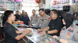 Keterangan Foto:
Kapolres Sumenep AKBP Anang Hardiyanto saat melakukan sidak di Toko Bintang Plastik II, penjual kembang api berizin di Kabupaten Sumenep, pada hari pertama Ramadan 2026.