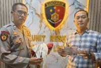 Petugas Polsek Lenteng menunjukkan barang bukti curian uang yang terjadi di sebuah toko di Desa Lenteng Timur, Kecamatan Lenteng, Kabupaten Sumenep.