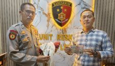 Petugas Polsek Lenteng menunjukkan barang bukti curian uang yang terjadi di sebuah toko di Desa Lenteng Timur, Kecamatan Lenteng, Kabupaten Sumenep.