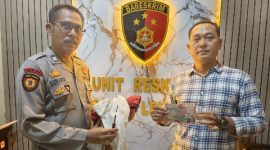 Petugas Polsek Lenteng menunjukkan barang bukti curian uang yang terjadi di sebuah toko di Desa Lenteng Timur, Kecamatan Lenteng, Kabupaten Sumenep.