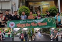 Anggota Sadulur Sahate Purwakarta membagikan paket takjil kepada pengendara di depan Outlet Abona 2, Kamis (19/2/2026).
