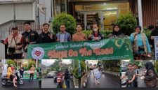 Anggota Sadulur Sahate Purwakarta membagikan paket takjil kepada pengendara di depan Outlet Abona 2, Kamis (19/2/2026).