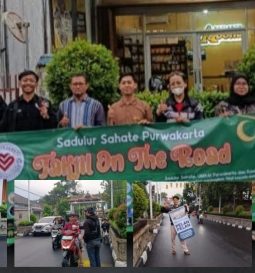 Sadulur Sahate Purwakarta Bagikan Takjil di Hari Pertama Puasa