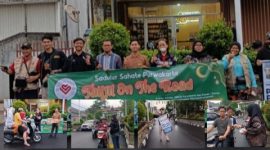 Anggota Sadulur Sahate Purwakarta membagikan paket takjil kepada pengendara di depan Outlet Abona 2, Kamis (19/2/2026).