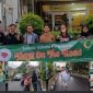 Anggota Sadulur Sahate Purwakarta membagikan paket takjil kepada pengendara di depan Outlet Abona 2, Kamis (19/2/2026).