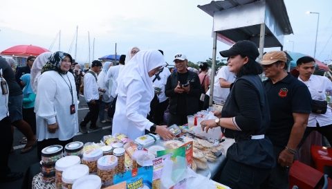 Suasana Pasar Takjil Ramadan “Ngerandu Buko” di Pantai Marina Boom yang dipadati warga saat ngabuburit hari pertama puasa.