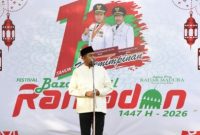 Achmad Fauzi Wongsojudo saat membuka Festival Bazar Takjil Ramadan di depan Labang Mesem Keraton, Kabupaten Sumenep, Jumat (20/02/2026).