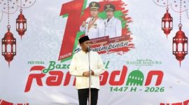 Achmad Fauzi Wongsojudo saat membuka Festival Bazar Takjil Ramadan di depan Labang Mesem Keraton, Kabupaten Sumenep, Jumat (20/02/2026).