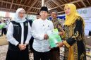 Menteri Kehutanan Raja Juli Antoni didampingi Bupati Ipuk Fiestiandani menyerahkan SK TORA kepada warga di Balai Desa Temurejo, Kecamatan Bangorejo, Banyuwangi, Sabtu (21/2/2026).