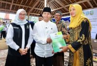 Menteri Kehutanan Raja Juli Antoni didampingi Bupati Ipuk Fiestiandani menyerahkan SK TORA kepada warga di Balai Desa Temurejo, Kecamatan Bangorejo, Banyuwangi, Sabtu (21/2/2026).