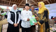 Menteri Kehutanan Raja Juli Antoni didampingi Bupati Ipuk Fiestiandani menyerahkan SK TORA kepada warga di Balai Desa Temurejo, Kecamatan Bangorejo, Banyuwangi, Sabtu (21/2/2026).