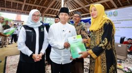 Menteri Kehutanan Raja Juli Antoni didampingi Bupati Ipuk Fiestiandani menyerahkan SK TORA kepada warga di Balai Desa Temurejo, Kecamatan Bangorejo, Banyuwangi, Sabtu (21/2/2026).