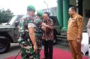 Wali Kota Probolinggo dr. Aminuddin berjabat tangan dengan Danrem 083/Baladhika Jaya Kolonel Inf. Kohir saat kunjungan silaturahmi di Makodim 0820 Probolinggo, Minggu (22/2).