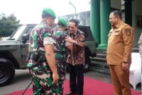 Wali Kota Probolinggo dr. Aminuddin berjabat tangan dengan Danrem 083/Baladhika Jaya Kolonel Inf. Kohir saat kunjungan silaturahmi di Makodim 0820 Probolinggo, Minggu (22/2).