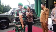 Wali Kota Probolinggo dr. Aminuddin berjabat tangan dengan Danrem 083/Baladhika Jaya Kolonel Inf. Kohir saat kunjungan silaturahmi di Makodim 0820 Probolinggo, Minggu (22/2).