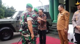 Wali Kota Probolinggo dr. Aminuddin berjabat tangan dengan Danrem 083/Baladhika Jaya Kolonel Inf. Kohir saat kunjungan silaturahmi di Makodim 0820 Probolinggo, Minggu (22/2).