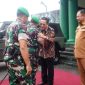 Wali Kota Probolinggo dr. Aminuddin berjabat tangan dengan Danrem 083/Baladhika Jaya Kolonel Inf. Kohir saat kunjungan silaturahmi di Makodim 0820 Probolinggo, Minggu (22/2).
