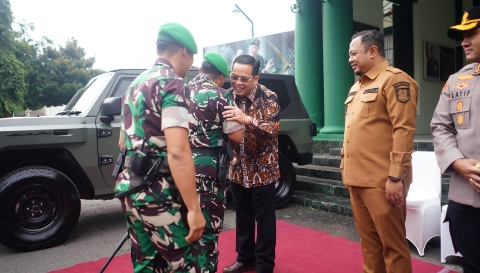 Wali Kota Probolinggo dr. Aminuddin berjabat tangan dengan Danrem 083/Baladhika Jaya Kolonel Inf. Kohir saat kunjungan silaturahmi di Makodim 0820 Probolinggo, Minggu (22/2).