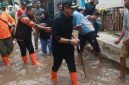 Bupati Probolinggo Mohammad Haris meninjau langsung dampak banjir di Kecamatan Kraksaan serta menyerahkan bantuan kepada warga terdampak, Minggu (22/2/2026).