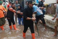Bupati Probolinggo Mohammad Haris meninjau langsung dampak banjir di Kecamatan Kraksaan serta menyerahkan bantuan kepada warga terdampak, Minggu (22/2/2026).