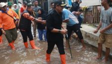 Bupati Probolinggo Mohammad Haris meninjau langsung dampak banjir di Kecamatan Kraksaan serta menyerahkan bantuan kepada warga terdampak, Minggu (22/2/2026).