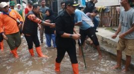 Bupati Probolinggo Mohammad Haris meninjau langsung dampak banjir di Kecamatan Kraksaan serta menyerahkan bantuan kepada warga terdampak, Minggu (22/2/2026).