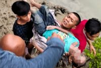 Evakuasi jenazah korban tenggelam di bawah Jembatan Camplong, Kecamatan Camplong, Kabupaten Sampang, Minggu (22/2/2026) pagi.