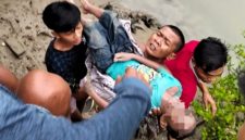 Evakuasi jenazah korban tenggelam di bawah Jembatan Camplong, Kecamatan Camplong, Kabupaten Sampang, Minggu (22/2/2026) pagi.