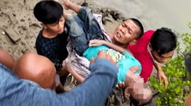 Evakuasi jenazah korban tenggelam di bawah Jembatan Camplong, Kecamatan Camplong, Kabupaten Sampang, Minggu (22/2/2026) pagi.