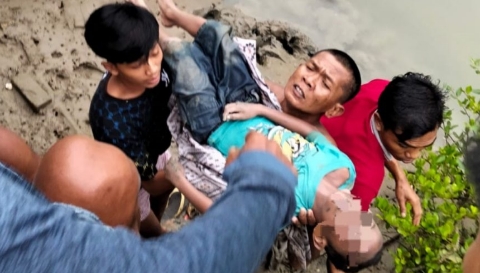 Evakuasi jenazah korban tenggelam di bawah Jembatan Camplong, Kecamatan Camplong, Kabupaten Sampang, Minggu (22/2/2026) pagi.