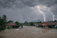 Ilustrasi banjir di wilayah Kabupaten Sumenep, Jawa Timur. BMKG mengingatkan potensi hujan petir dan cuaca ekstrem di sejumlah daerah di Pulau Madura.