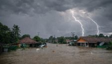 Ilustrasi banjir di wilayah Kabupaten Sumenep, Jawa Timur. BMKG mengingatkan potensi hujan petir dan cuaca ekstrem di sejumlah daerah di Pulau Madura.