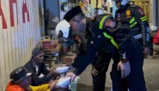 Personel Satlantas Polres Sumenep membagikan santap sahur kepada warga saat kegiatan Polantas Menyapa Sahur Off The Road di wilayah Kota Sumenep.