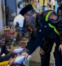 Satlantas Polres Sumenep Gelar Polantas Menyapa Sahur Off The Road, Bagikan Makanan dan Edukasi Lalu Lintas