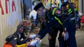 Personel Satlantas Polres Sumenep membagikan santap sahur kepada warga saat kegiatan Polantas Menyapa Sahur Off The Road di wilayah Kota Sumenep.
