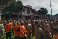 Kepala Pelaksana BPBD Kabupaten Sumenep Achmad Laili Maulidi memimpin apel gabungan di Halaman Kantor Pemkab Sumenep, Senin (23/2/2026), sekaligus mengingatkan kewaspadaan menghadapi puncak musim hujan.