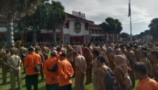 Kepala Pelaksana BPBD Kabupaten Sumenep Achmad Laili Maulidi memimpin apel gabungan di Halaman Kantor Pemkab Sumenep, Senin (23/2/2026), sekaligus mengingatkan kewaspadaan menghadapi puncak musim hujan.