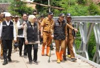 Gubernur Jawa Timur Khofifah Indar Parawansa bersama Bupati Probolinggo Mohammad Haris meninjau jembatan Sumber Secang di Kecamatan Gading, Senin (23/2/2026), usai banjir melanda sejumlah wilayah Kabupaten Probolinggo.