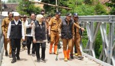 Gubernur Jawa Timur Khofifah Indar Parawansa bersama Bupati Probolinggo Mohammad Haris meninjau jembatan Sumber Secang di Kecamatan Gading, Senin (23/2/2026), usai banjir melanda sejumlah wilayah Kabupaten Probolinggo.