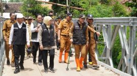 Gubernur Jawa Timur Khofifah Indar Parawansa bersama Bupati Probolinggo Mohammad Haris meninjau jembatan Sumber Secang di Kecamatan Gading, Senin (23/2/2026), usai banjir melanda sejumlah wilayah Kabupaten Probolinggo.