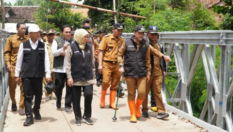 Gubernur Jawa Timur Khofifah Indar Parawansa bersama Bupati Probolinggo Mohammad Haris meninjau jembatan Sumber Secang di Kecamatan Gading, Senin (23/2/2026), usai banjir melanda sejumlah wilayah Kabupaten Probolinggo.