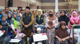 Gubernur Jawa Timur Khofifah Indar Parawansa didampingi Bupati Probolinggo Mohammad Haris menyerahkan bantuan sosial kepada penerima manfaat di Auditorium Madakaripura, Kabupaten Probolinggo, Senin (23/2/2026).