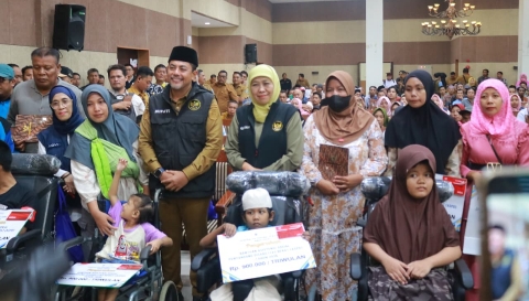 Gubernur Jawa Timur Khofifah Indar Parawansa didampingi Bupati Probolinggo Mohammad Haris menyerahkan bantuan sosial kepada penerima manfaat di Auditorium Madakaripura, Kabupaten Probolinggo, Senin (23/2/2026).
