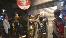 Petugas Satpol PP Kota Surabaya menyita puluhan botol minuman beralkohol dari dua restoran saat pengawasan RHU di sejumlah wilayah Kota Surabaya selama Ramadan.
