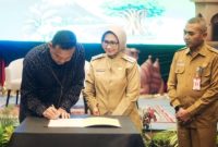 Bupati Lumajang Indah Amperawati (Bunda Indah) memimpin High Level Meeting TPID di Hall Ranu Kumbolo Hotel Aston Inn Lumajang, Senin (23/2/2026).