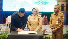 Bupati Lumajang Indah Amperawati (Bunda Indah) memimpin High Level Meeting TPID di Hall Ranu Kumbolo Hotel Aston Inn Lumajang, Senin (23/2/2026).