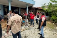 Petugas Polsek Kota bersama tim gabungan saat melakukan olah TKP dan evakuasi jenazah warga yang ditemukan meninggal dunia di Kelurahan Pajagalan, Sumenep, Selasa (24/2/2026).