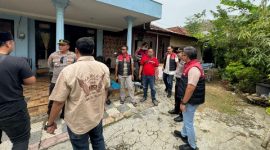 Petugas Polsek Kota bersama tim gabungan saat melakukan olah TKP dan evakuasi jenazah warga yang ditemukan meninggal dunia di Kelurahan Pajagalan, Sumenep, Selasa (24/2/2026).