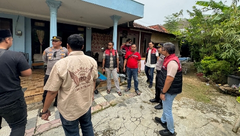 Petugas Polsek Kota bersama tim gabungan saat melakukan olah TKP dan evakuasi jenazah warga yang ditemukan meninggal dunia di Kelurahan Pajagalan, Sumenep, Selasa (24/2/2026).