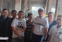 Ketua Fraksi Gerindra DPRD Purwakarta Teddy Nandung Heryawan saat meninjau lokasi kebakaran Pasar Rebo dan berdialog dengan pedagang, Selasa (24/2/2026).